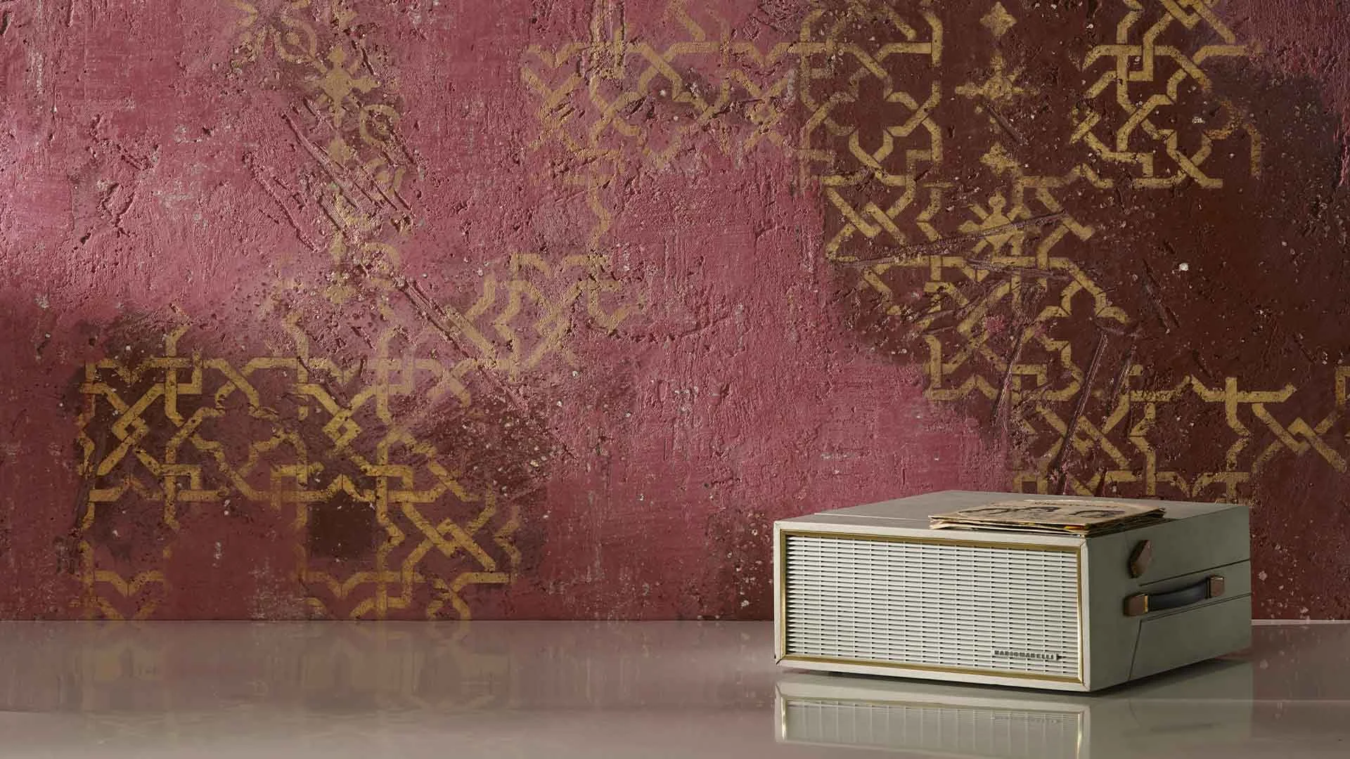 Dekorativní stěrka na zeď se zlatým efektem